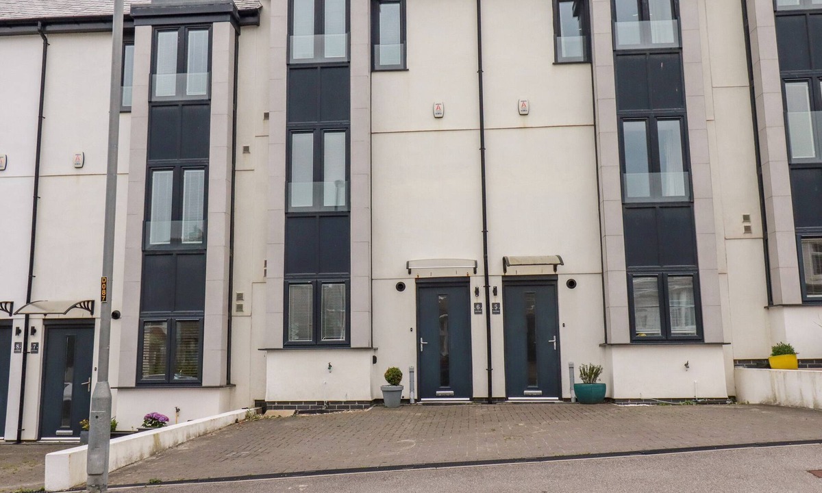 Newquay City Centre Cottage | 6 OCEAN HEIGHTS, pet friendly, country holiday cottage in Newquay