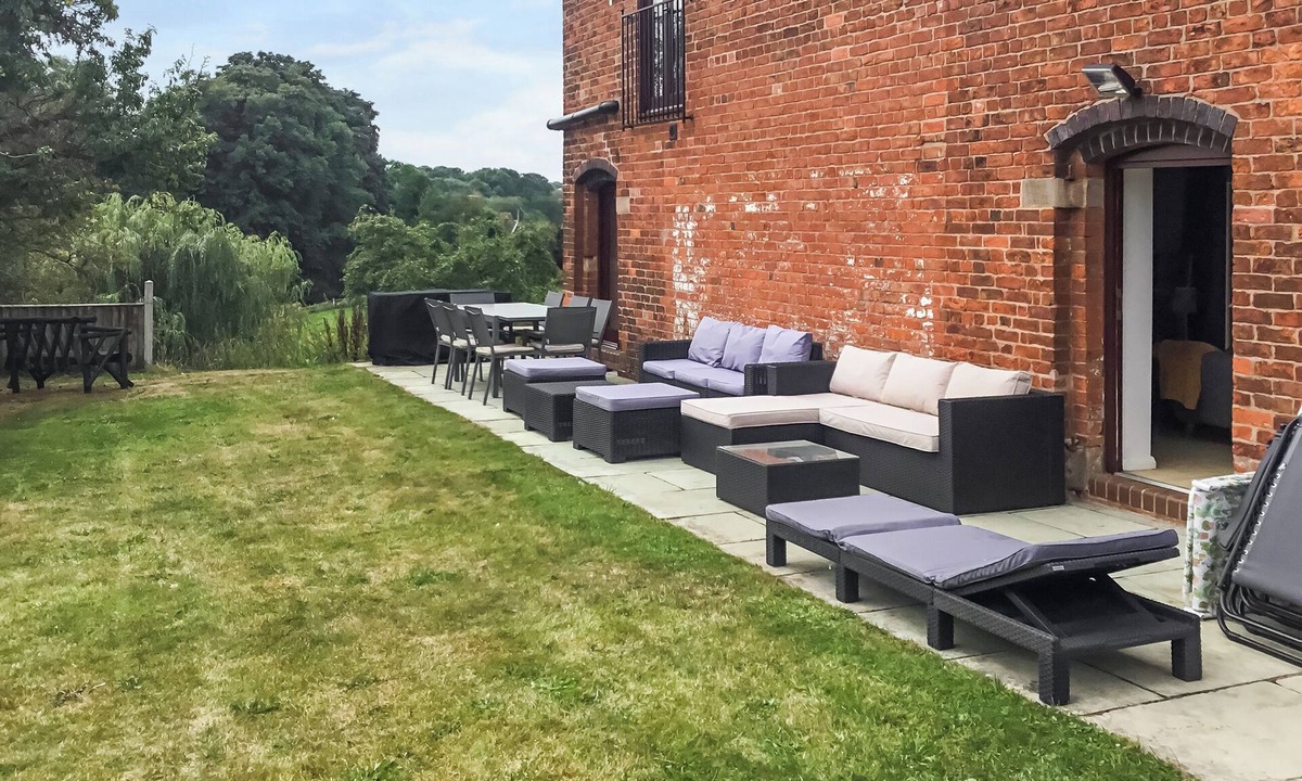 Warmingham Cottage | Beautifully converted barn in Cheshire countryside.