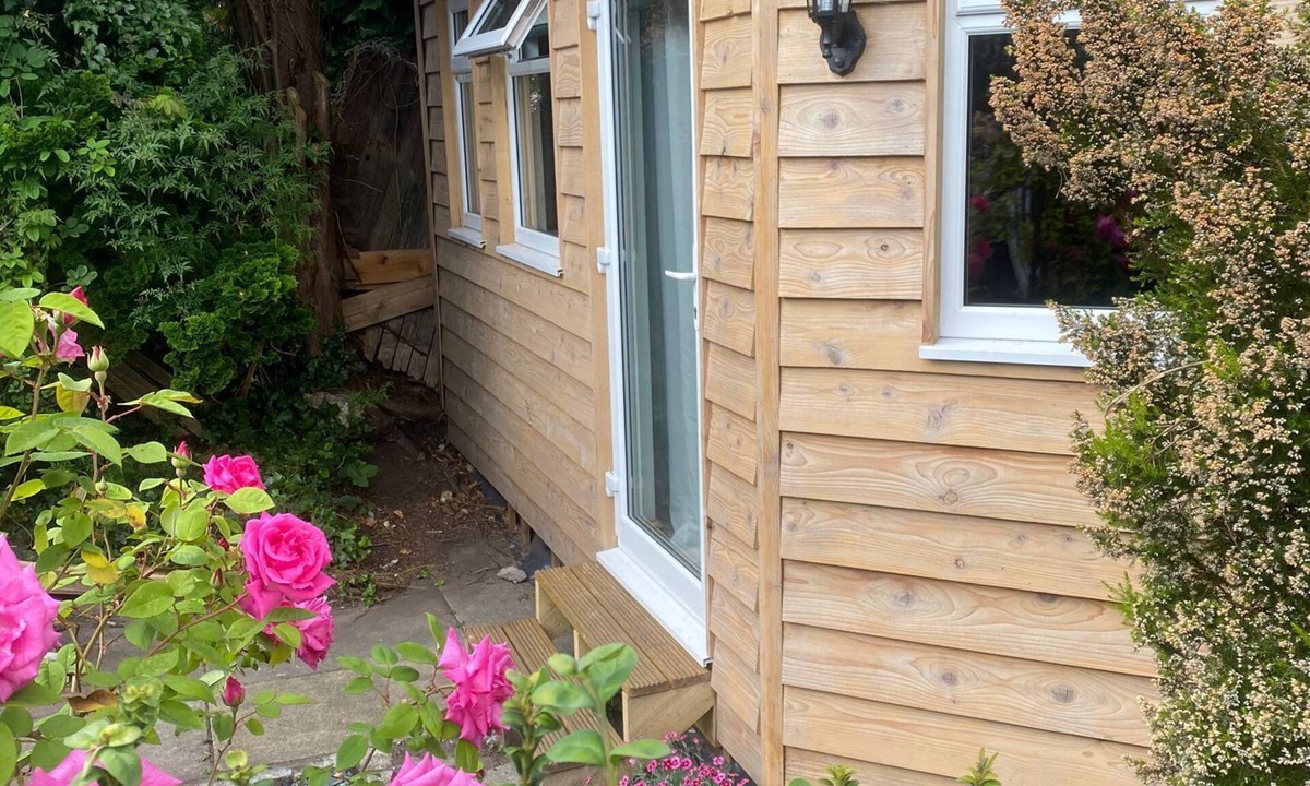 Chorlton-cum-Hardy Cabin | Cosy leafy cabin near city centre. Free parking