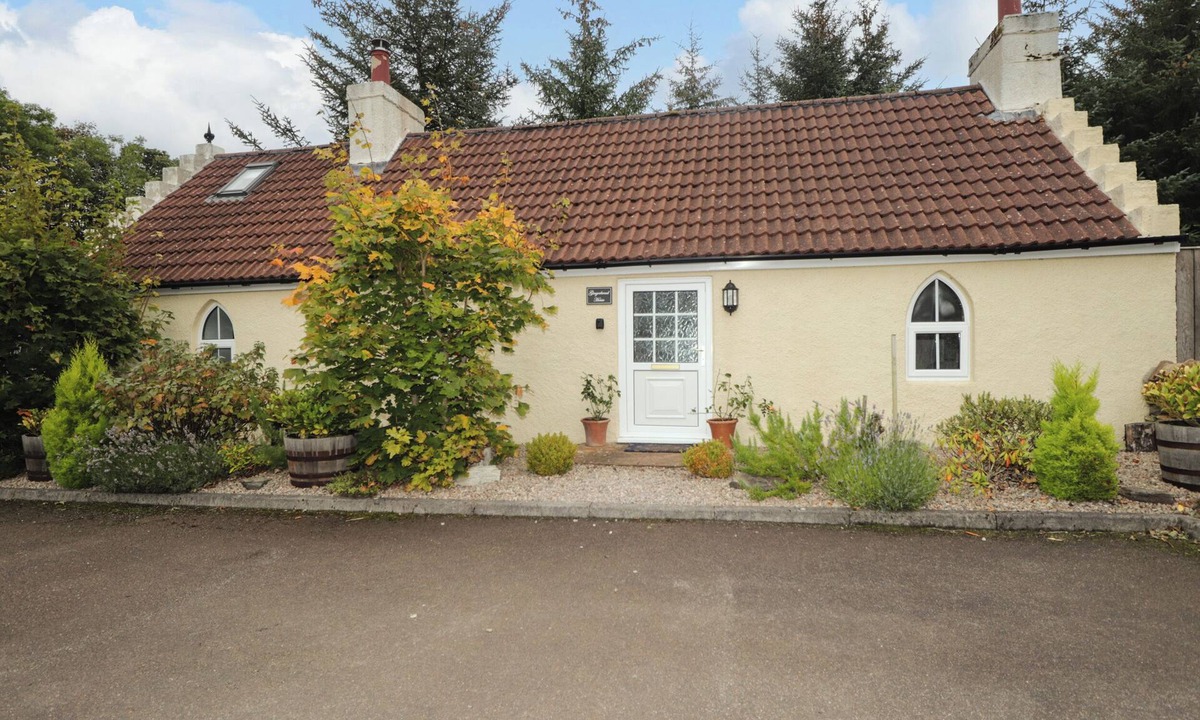 Mey Cottage | GINGERBREAD HOUSE, romantic, country holiday cottage in Thurso