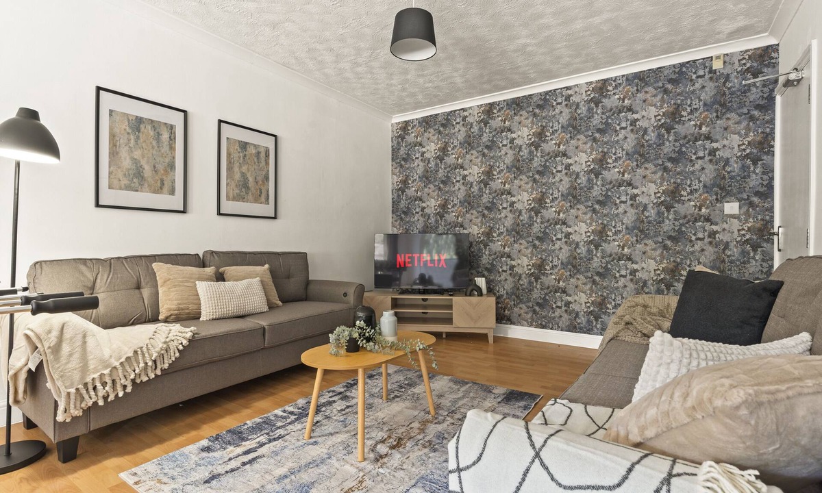 Watford House | Sleeps 12, Games Room, 6 Bedroom Group Getaway