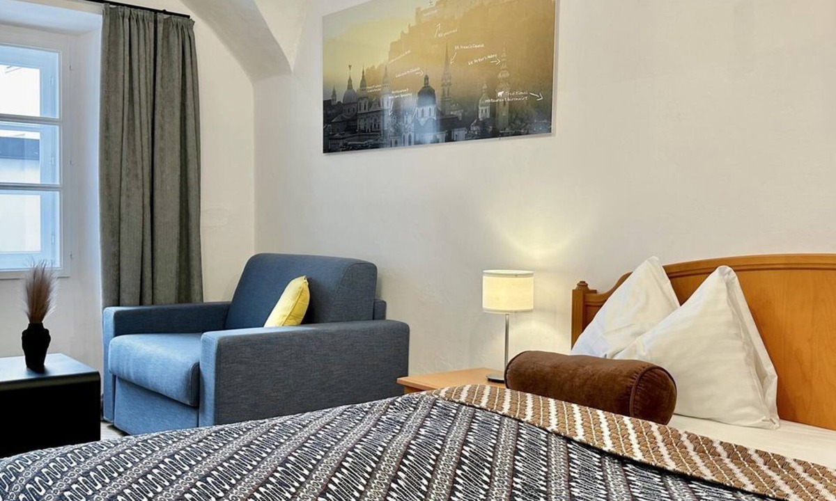 City Centre Salzburg House | Standard triple room (street) - Krone 1512, hotel