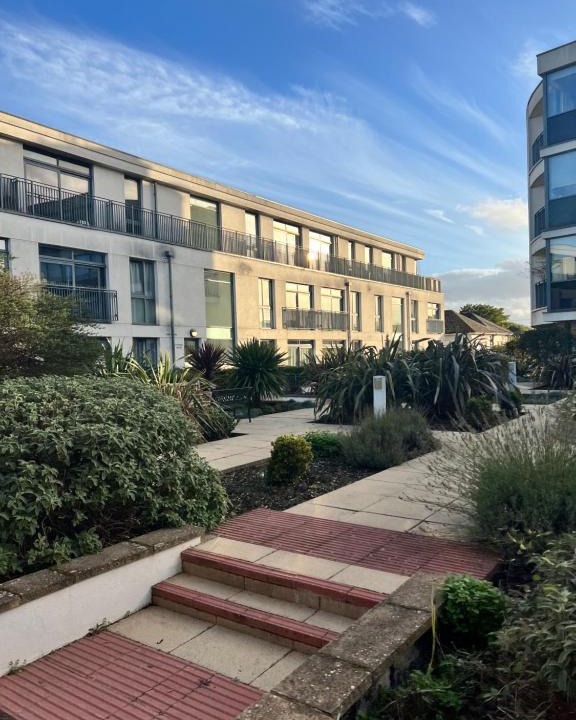 Runnymede Apartment | Stunning 2 bedroom Penthouse - 5min to Thorpe Park