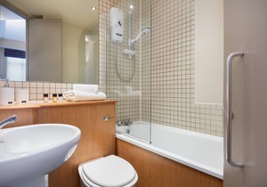 Contemporary & Spacious 1 br 50m2 Apartment in Clerkenwell, London