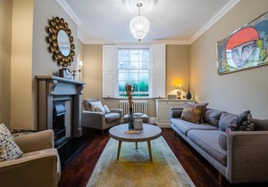Majestic Modern Home close to Waterloo
