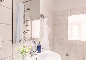 Twin room with shower & toilet - Urban Stay Salzburg City
