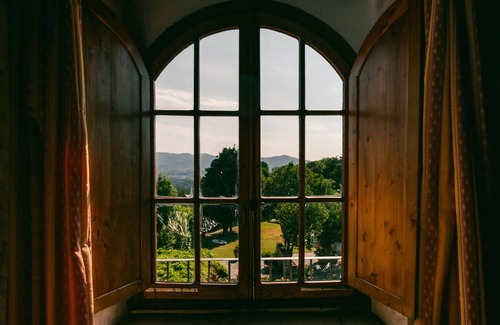 San Donato in Fronzano Apartment | Apartment '40 B Fattoria Degli Usignoli' with Shared Pool, Wi-Fi and Air Conditioning