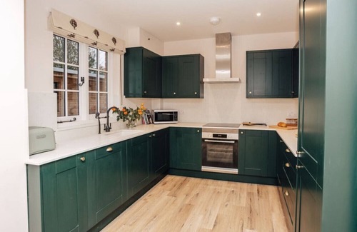 Cuddesdon Apartment | Old Town Cottage, pet friendly, close to Oxford