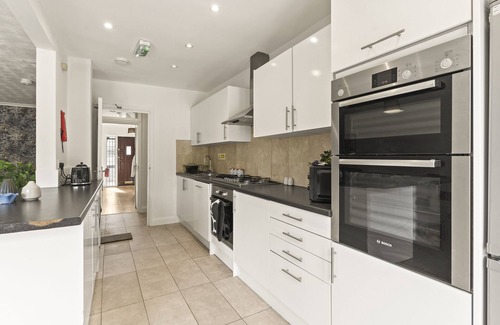 Watford House | Sleeps 12, Games Room, 6 Bedroom Group Getaway