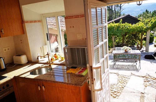 O Rosal Cottage | Attractive Cottage A Pool With A View of the Rio and Portugal. Walks from Gate.