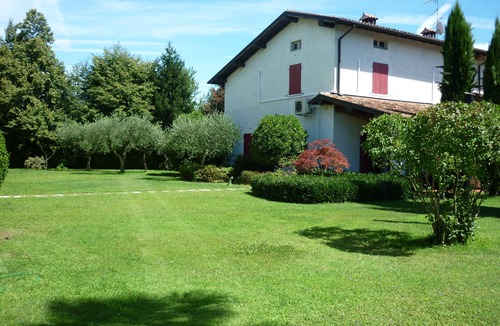 Desenzano del Garda House | Farmhouse surrounded by greenery with park and swimming pool in absolute privacy