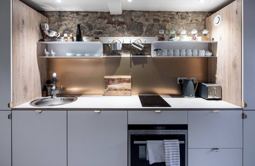 South Queensferry House | Historic 1600s townhouse in South Queensferry with Forth Bridge views and easy Edinburgh access.