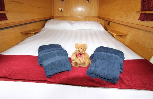 Middlewich Boat Rental | Narrowboat - Sleeps 6 - Columbina