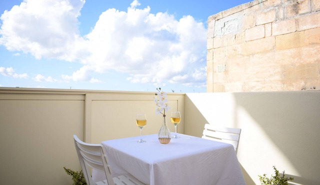 2-bedroom townhome with AC and 3 Terraces in lovely Cospicua