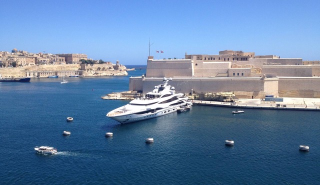 2 Bedroomed Seafront Penthouse, fully Air Conditioned, with a breathtaking View
