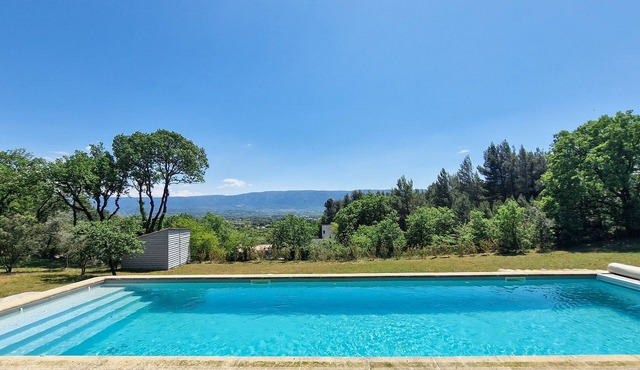 3 bed + villa near Gordes with air-con, pool and stunning views over the Luberon