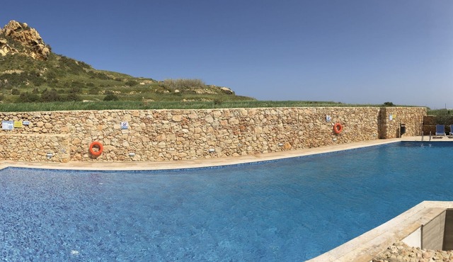 Azure Cottage: Beautiful, modern 3 bedroom apartment with communal swimming pool