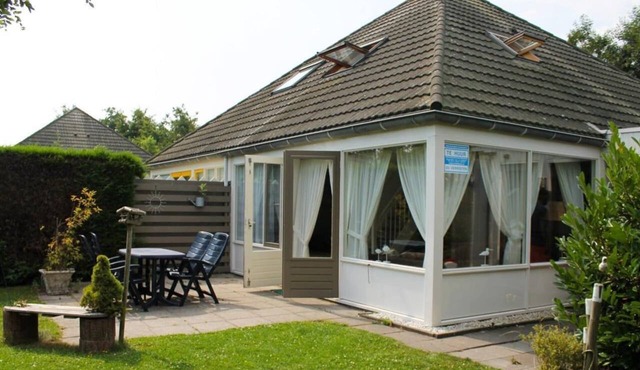 Bright Holiday Home Near Beach
