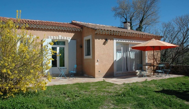bright house with garden, village center, view on the Luberon.
