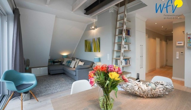 Comfortable penthouse apartment with sunny south-facing balcony!