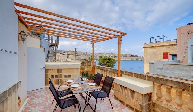 Cosy Maltese Townhouse, Roof Terrace and Views