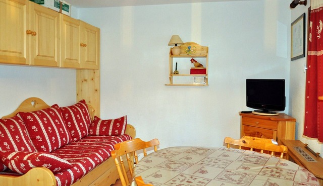 Cozy Ground Floor Studio for 4 with Balcony in Peaceful Area - Near Ski Slopes!