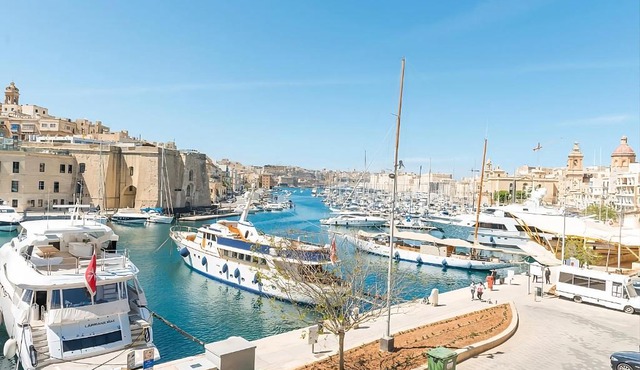 Deluxe Room in Historic Townhouse with Sea View at the Marina