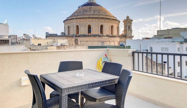 Duplex 2BR penthouse with Balcony, Rooftop & Views