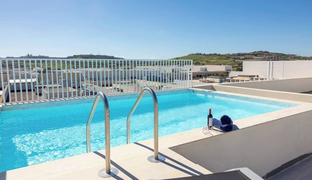 🌴 Experience true luxury at this tranquil penthouse retreat — a perfect escape for couples seeking romance 💕 or families looking to relax together in style 🐚☀️.