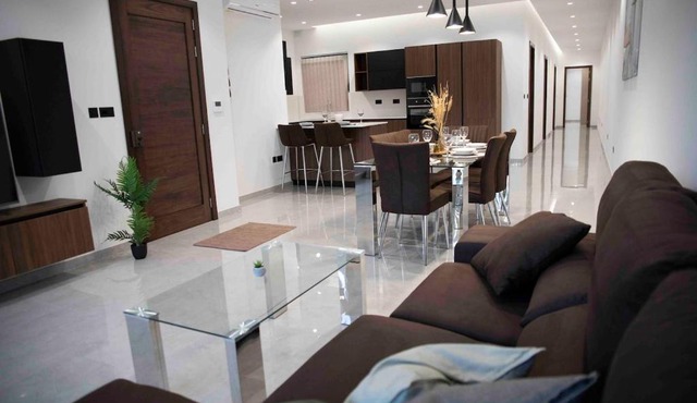 Flat 2, Large 3 bedroom Apartment, close to Countryside & Beaches, Sleeps 11!