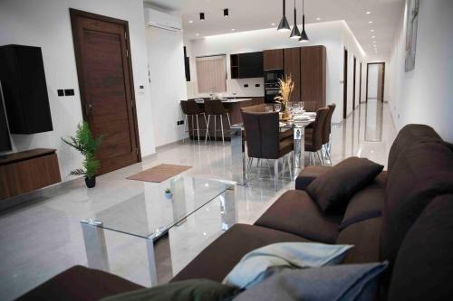 Flat 3, Large 3 bedroom Apartment, nearby Beaches & Countryside, Sleeps 11