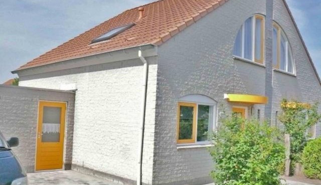 Fort Soleil 42 offers ca. 103 m living comfort in a semi-detached bungalow with-mid South facing garden in a quiet area.