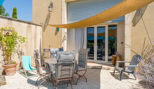 Gîte Le Petit Luberon - Lisianthus: Mountain View, Wi-Fi & Air Conditioning