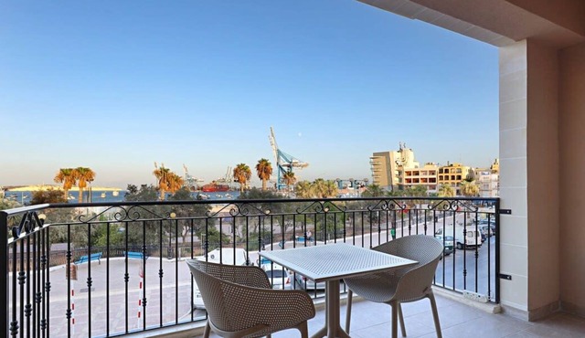 Gem Beachfront Apt with Amazing Bay and Sea Views