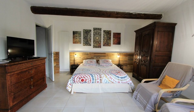 Gite Le Petit Luberon classified 3* in magnificent property in village center