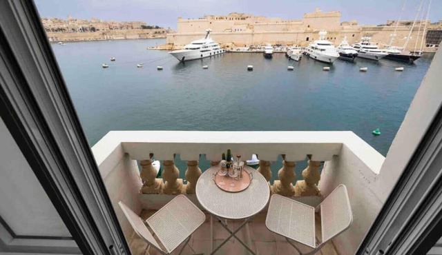 Harbour view 2 bedroom apartment overlooking harbour