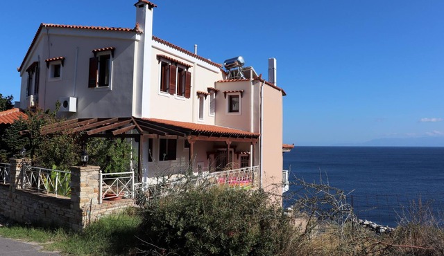 Holiday flat with great sea view, directly by the sea in Agii Apostoli, Euboea.