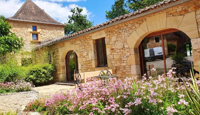 Homerez - House for 4 ppl. with shared pool, terrace and balcony at Puy-l'Évêque
