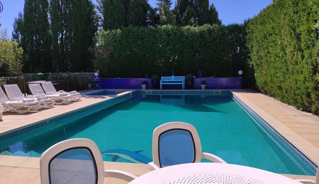 House for rent in Provence for 4 people with large swimming pool.