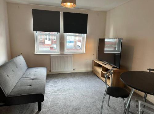 House - Sleeps 10 - Parking - WiFi