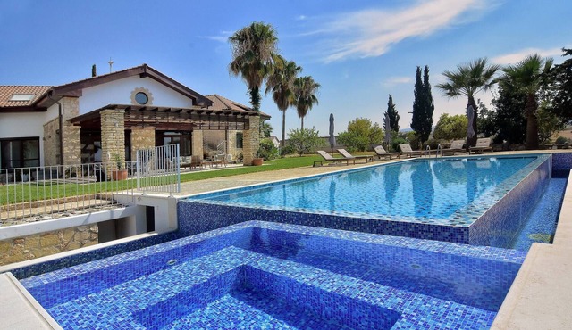 Incredible Large Villa In Paphos sleeps 14 Children Pool, Jacuzzi, Huge Garden
