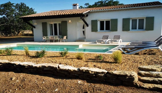 La maison du Fiacre in a peaceful setting between oak and olive trees, 5 minutes from Gordes, Luberon.