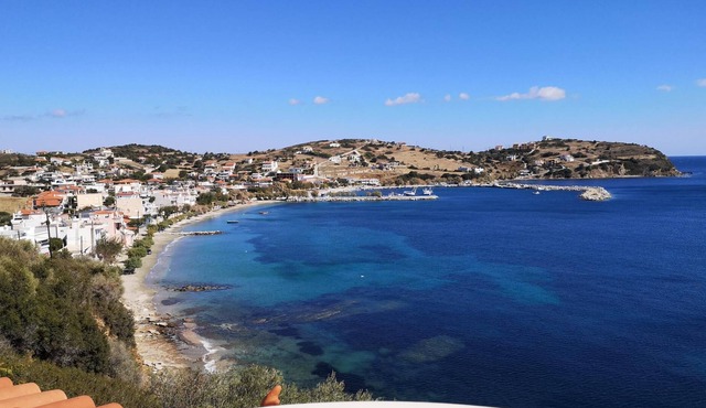 Large holiday flat directly above the sea with beach access in Agii Apostoli, Eu