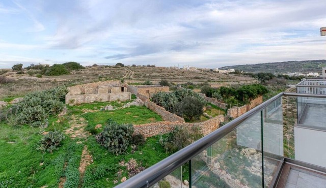 Lovely 3BR Apt w/Private Balcony & Views in Mgarr