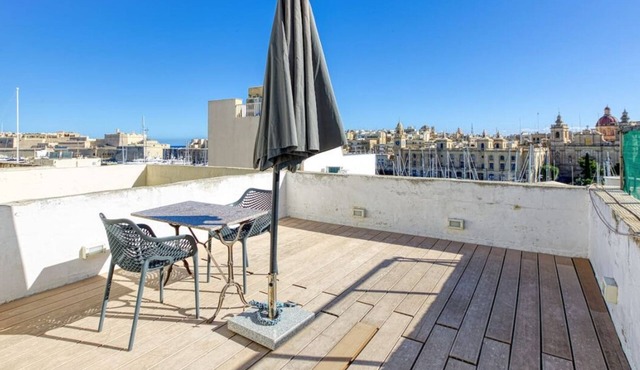 Lovely traditional 4BR Townhouse in charming Isla