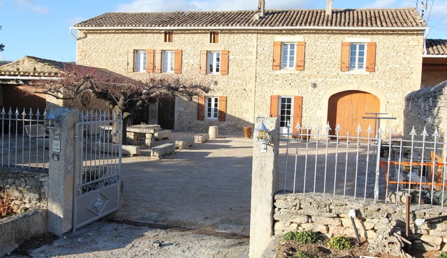 LUBERON PARK IN A STONE MAS WITH CABRIERES OF AVIGNON NEAR GORDES