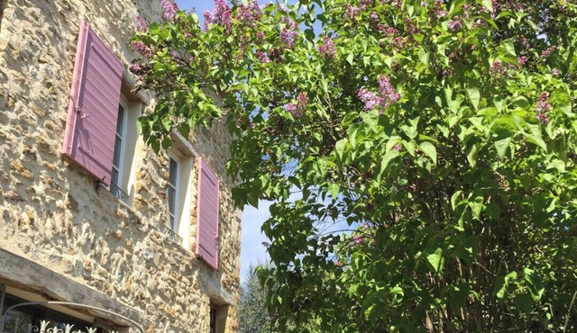 Maison du Four: Attractive French village house with balcony & Baker around the corner