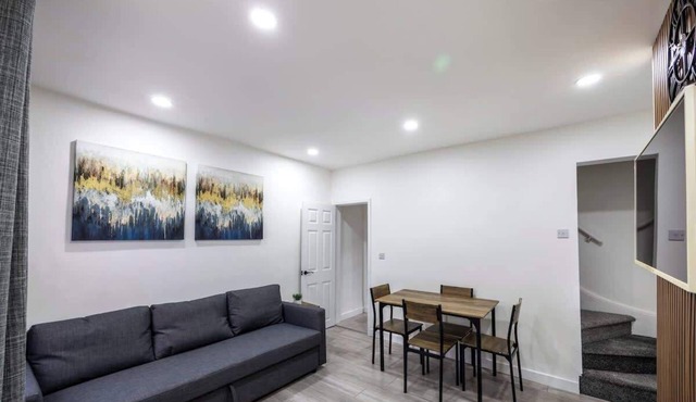 Parking - Wi-Fi-10 mins to Beaches -Close to Tram