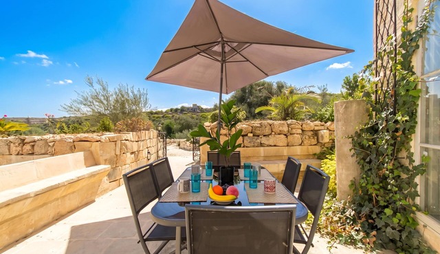 Pleasant stone house & jacuzzi St Martin, Mġarr, Malta