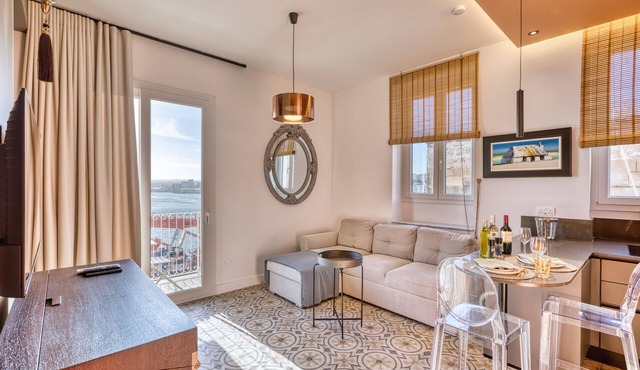 Plush one bedroom flat, sea view balcony LMAC1-1